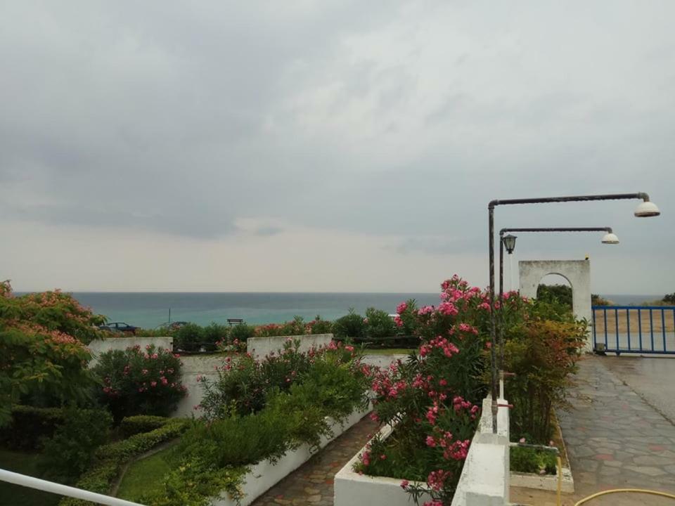 Villa Right Across The Sea à Nea Kallikrateia Extérieur photo