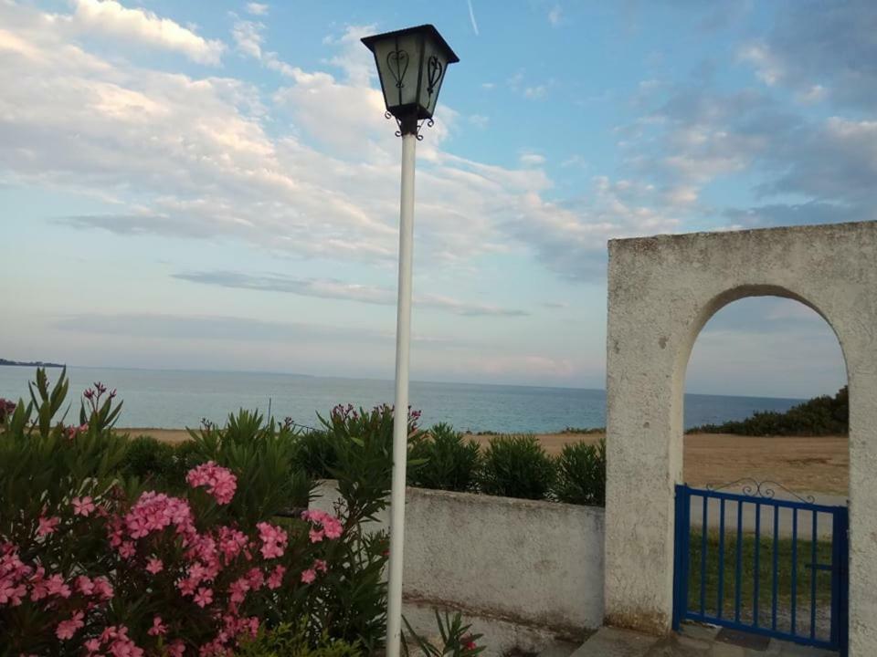 Villa Right Across The Sea à Nea Kallikrateia Extérieur photo