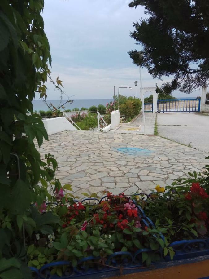Villa Right Across The Sea à Nea Kallikrateia Extérieur photo